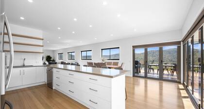 Black Diamond - Luxury Alpine Home in Merrijig - Sleeps 14