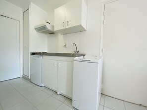 Kylskåp, mikrovågsugn, spishäll och kaffe- och tebryggare