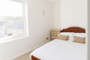 2 bedrooms, iron/ironing board, bed sheets - Boutique Central Margate Apartment - Edge of Old Town! (Margate)