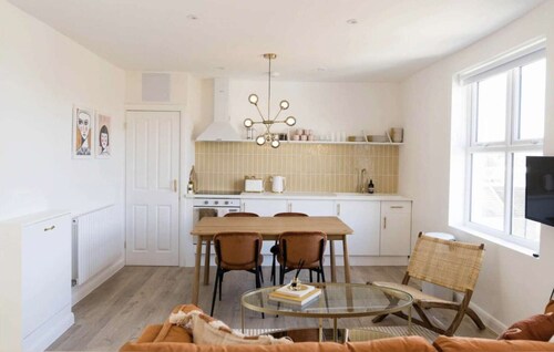 Boutique Central Margate Apartment - Edge of Old Town!