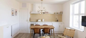Boutique Central Margate Apartment - Edge of Old Town!
