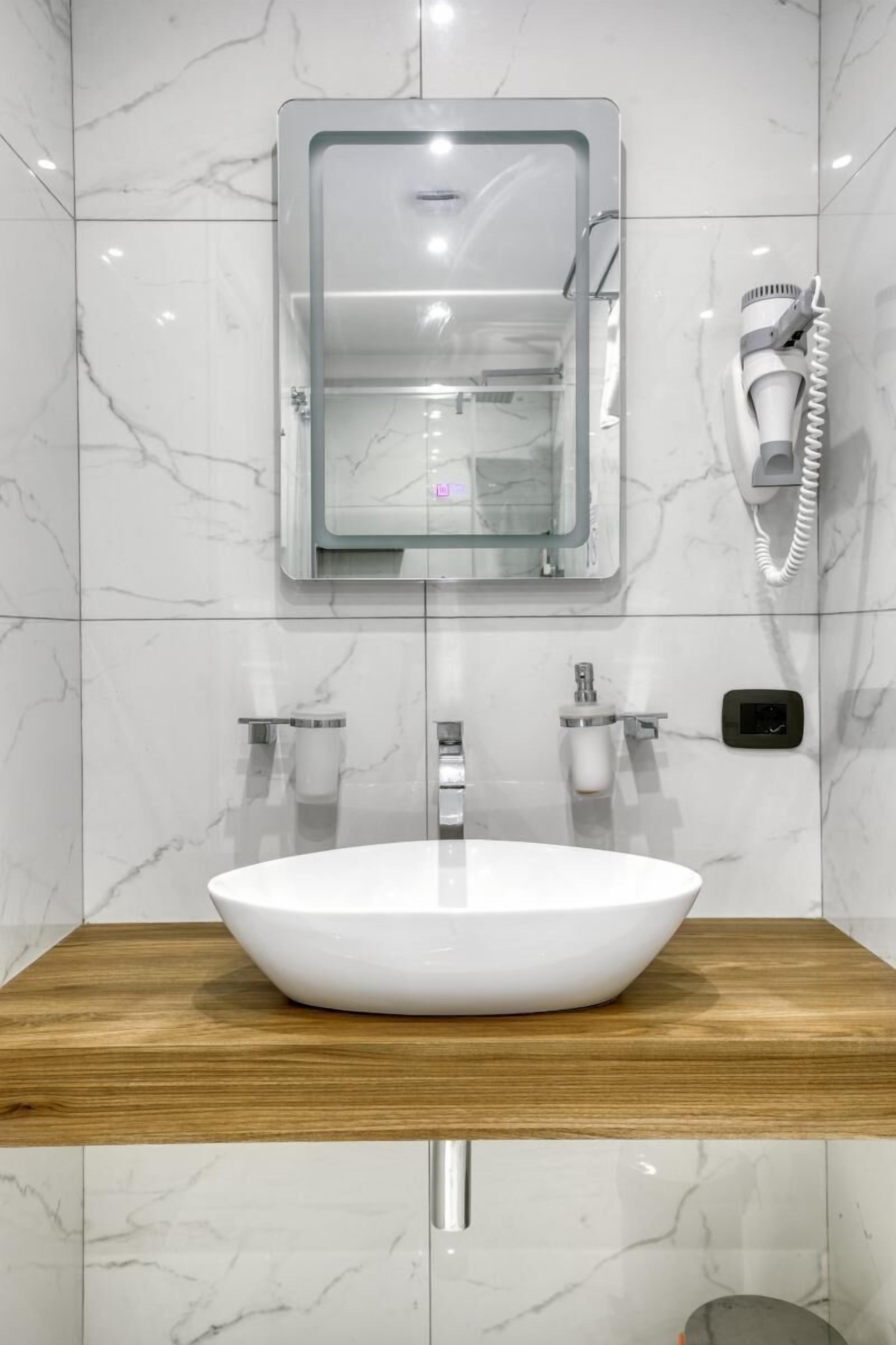 Secador de pelo y toallas