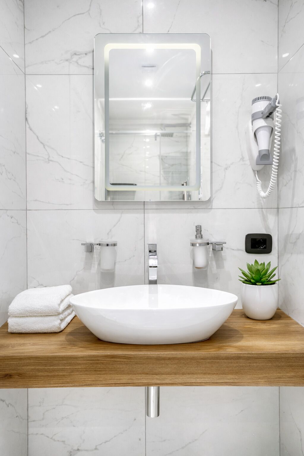 Sèche-cheveux, serviettes fournies