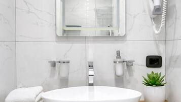 SĂšche-cheveux, serviettes fournies