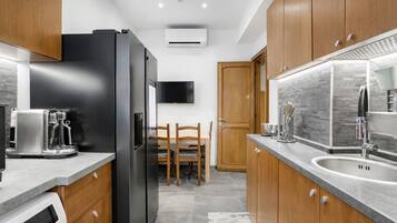 Microonde, forno, piano cottura, lavastoviglie