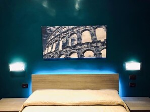 1 chambre, fer et planche à repasser, lit de bébé portatif
