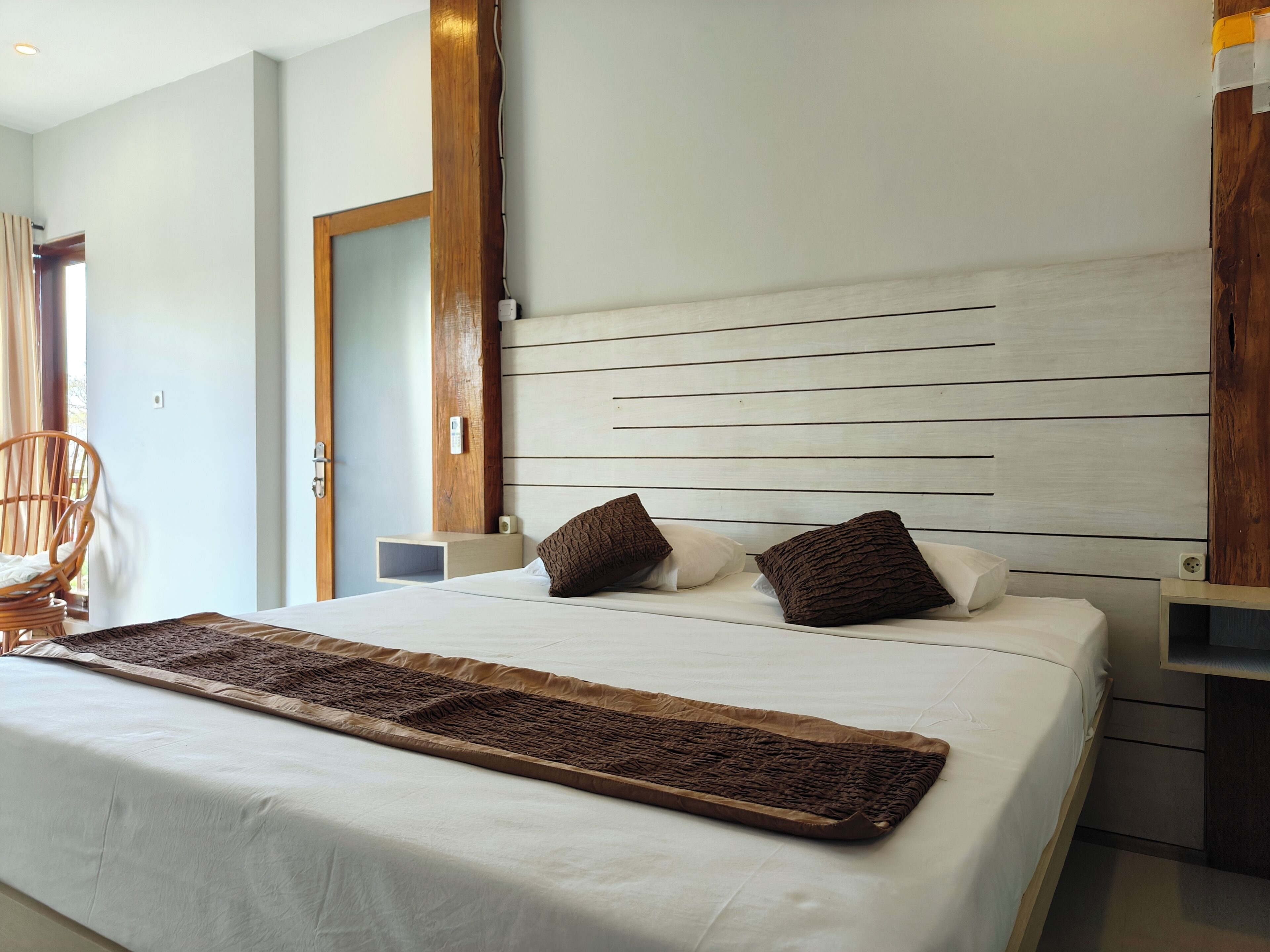 Desk, free WiFi, bed sheets