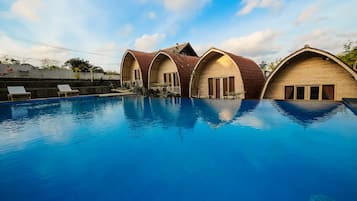 Kolam renang outdoor, dengan kursi berjemur