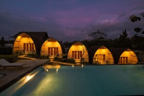 Outdoor pool, sun loungers - Puri Sadewa Balangan (Jimbaran)