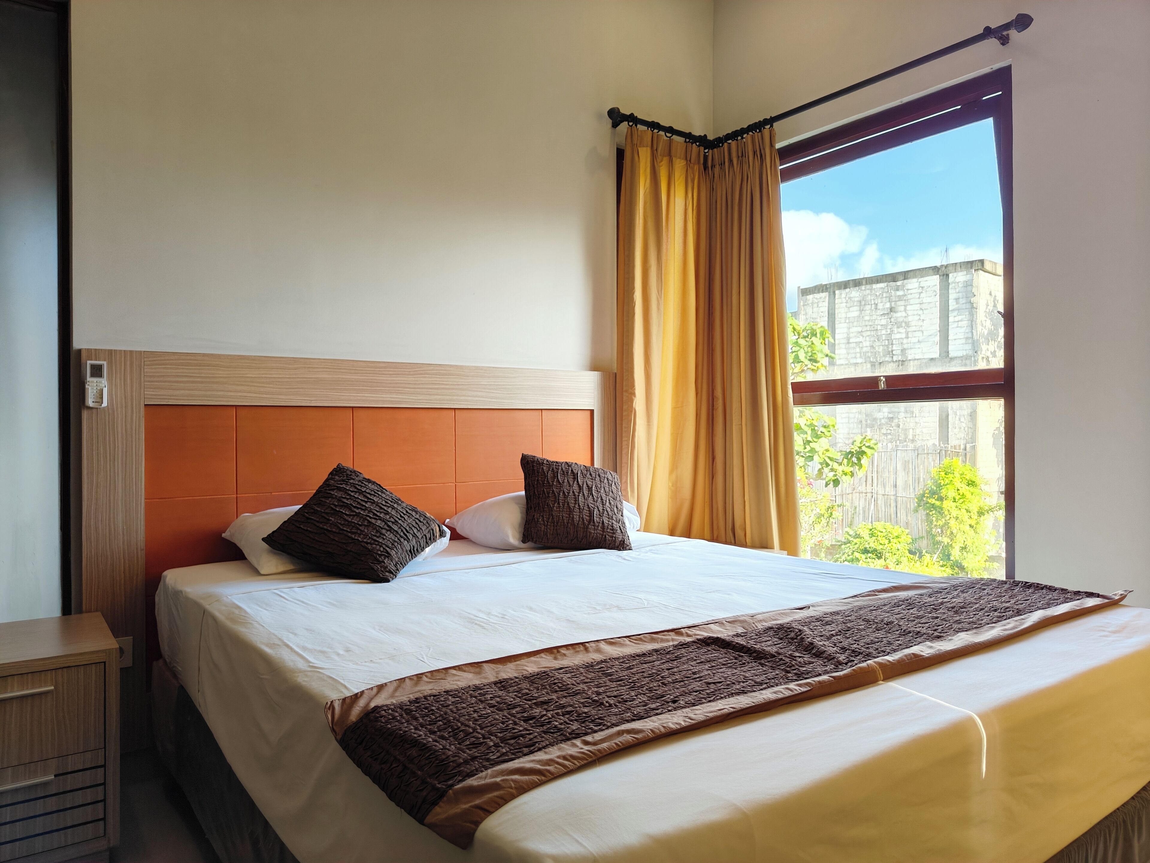 Desk, free WiFi, bed sheets