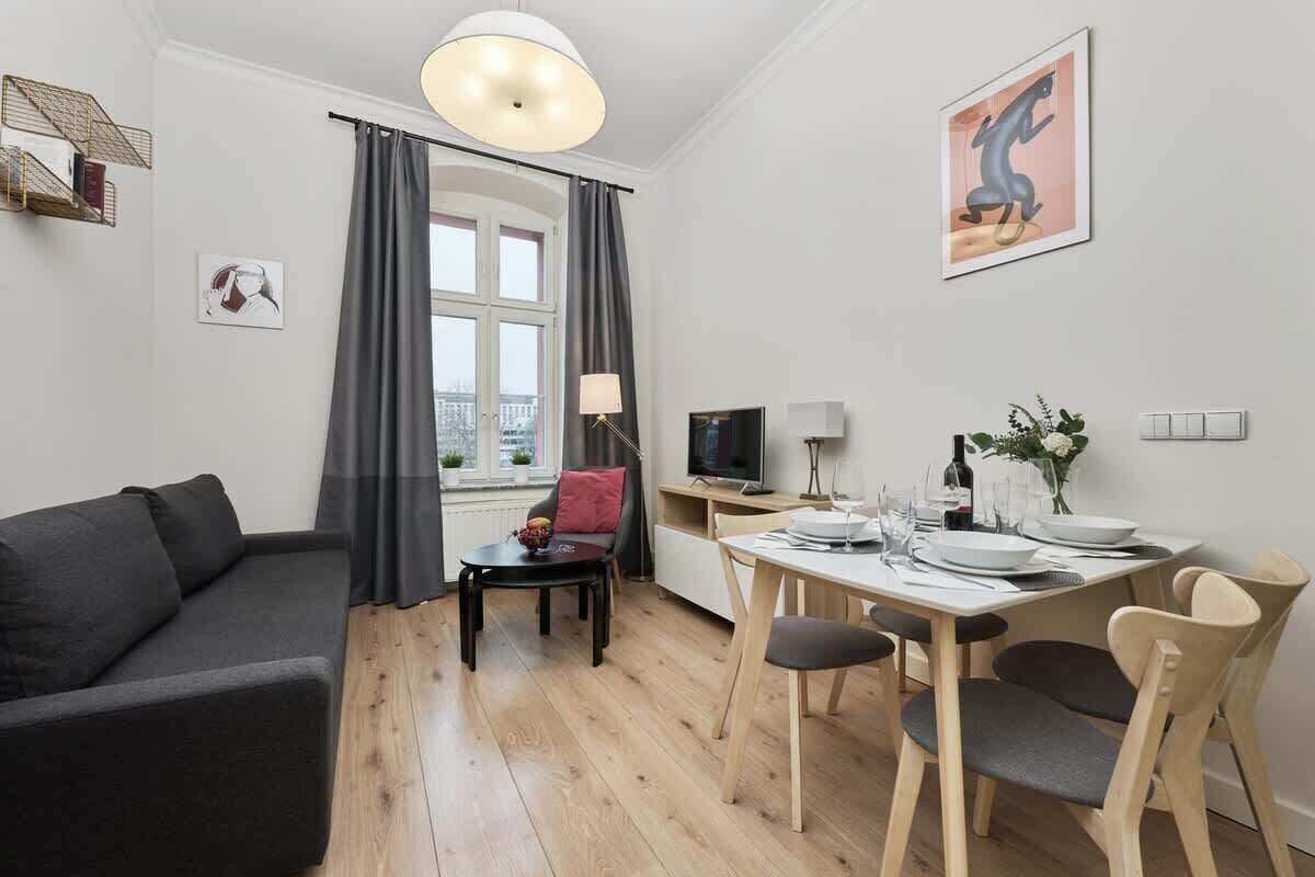 Una televisión de pantalla plana