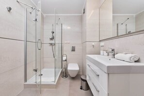 Regadera, secadora de cabello, toallas 