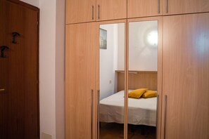 1 habitación, tabla de planchar con plancha y cuna de viaje