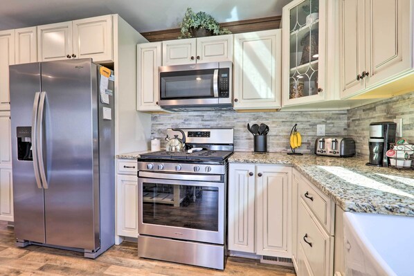Fridge, microwave, stovetop, dishwasher