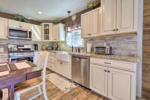 Fridge, microwave, stovetop, dishwasher