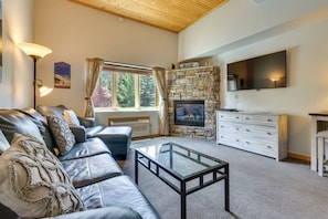 TV, fireplace, video games - Keystone Condo Near Hiking, Biking & Fun (Keystone)