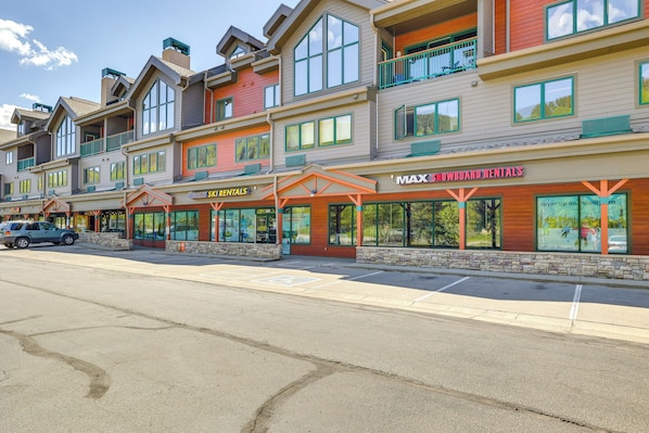 A row of multi-story buildings with storefronts, including a ski rental service. - Keystone Condo Near Hiking, Biking & Fun (Keystone)
