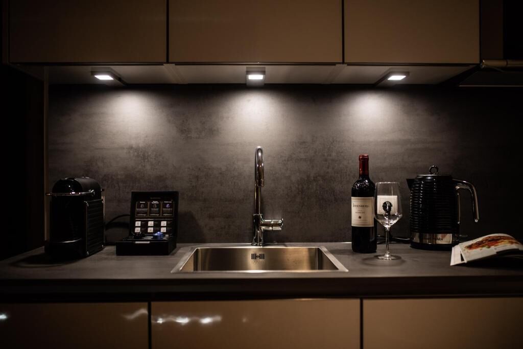 Tủ lạnh, lò vi sóng, bếp nấu, máy rửa bát 