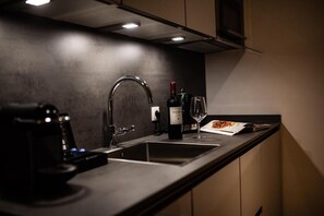 Großer Kühlschrank, Mikrowelle, Herdplatte, Geschirrspüler