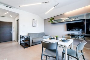 Flat-screen TV - GuestHost - Apartment located on the eighth floor of a building with a lift (NOT suitable for disabled). To access it you have to climb 4 steps.In 45 square meters of space, it comfortably accommodates 4 people with a double bedroom and a sofa bed in the (Rimini)