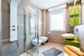 Shower, hair dryer, bidet, towels - GuestHost - Apartment located on the eighth floor of a building with a lift (NOT suitable for disabled). To access it you have to climb 4 steps.In 45 square meters of space, it comfortably accommodates 4 people with a double bedroom and a sofa bed in the (Rimini)