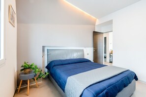 1 bedroom, iron/ironing board, WiFi - GuestHost - Apartment located on the eighth floor of a building with a lift (NOT suitable for disabled). To access it you have to climb 4 steps.In 45 square meters of space, it comfortably accommodates 4 people with a double bedroom and a sofa bed in the (Rimini)