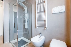 تجهيزات دش، مجففات شعر، مراحيض شطف، مناشف