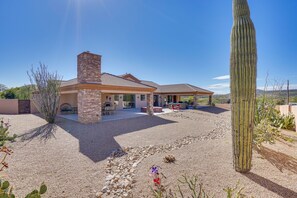 Exterior - Outdoor Oasis! Group-Friendly Cave Creek Retreat (Cave Creek)