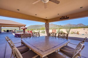 Outdoor dining - Outdoor Oasis! Group-Friendly Cave Creek Retreat (Cave Creek)