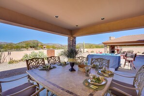 Outdoor dining - Outdoor Oasis! Group-Friendly Cave Creek Retreat (Cave Creek)