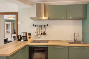 Fridge, oven, stovetop, dishwasher