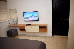 1 bedroom, desk, free WiFi - Luxury apartment in The Heart of Lekki Phase 1 (Lagos)