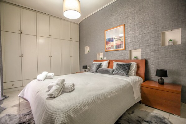 Apartemen Grand | Tirai kedap cahaya, kedap suara, setrika/meja setrika, dan Wi-Fi gratis