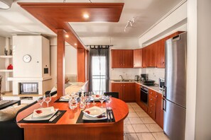 Departamento Grand | Cocina privada | Refrigerador, cafetera y tetera, tetera eléctrica y comedor 