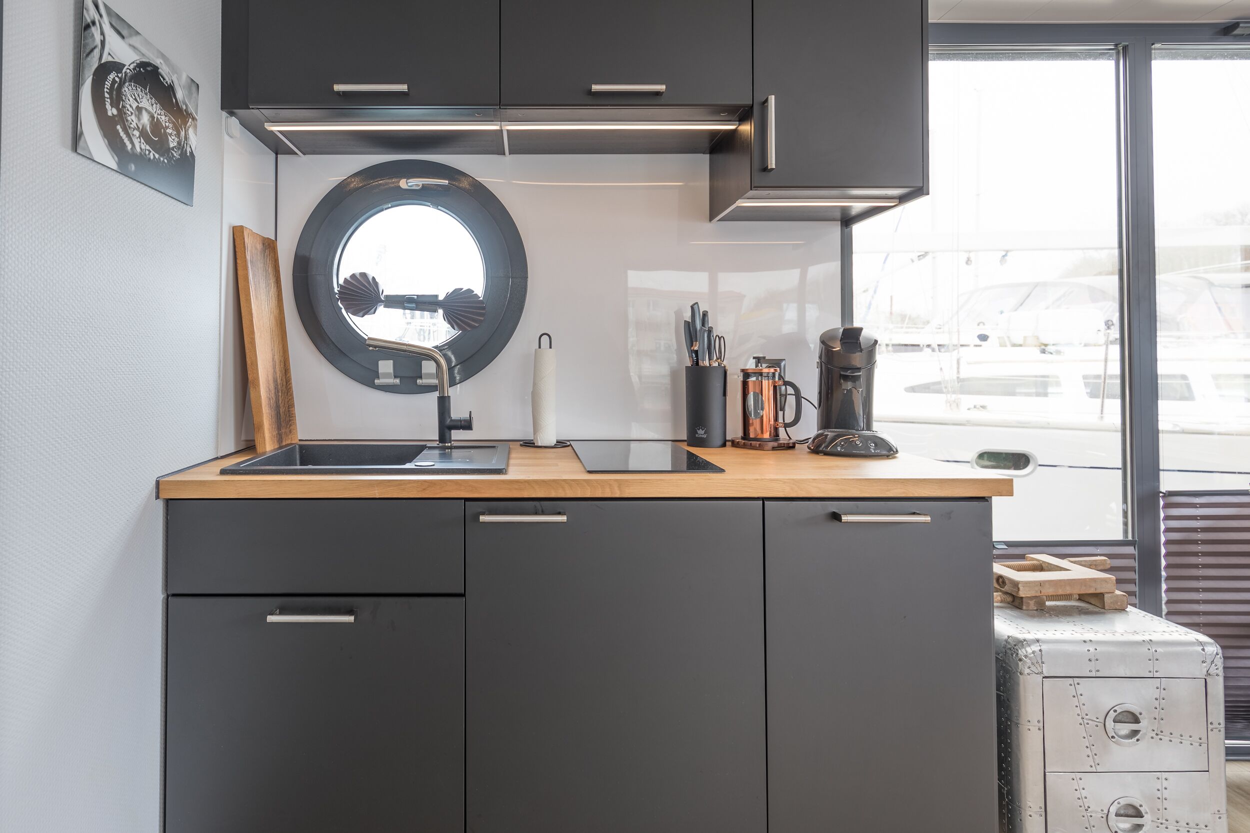 Een koelkast, een kookplaat, een vaatwasser