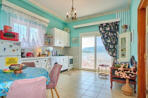 Réfrigérateur, micro-ondes, four, cafetière/bouilloire