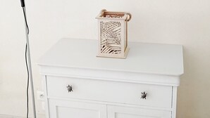 A white cabinet with two drawers and a small wooden lantern on top. - Gîte les palmiers (Roquebrune-sur-Argens)