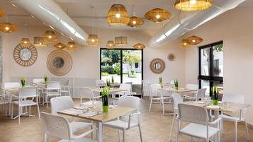 FrĂŒhstĂŒck, Mittagessen, mediterrane KĂŒche, Speisen im Freien