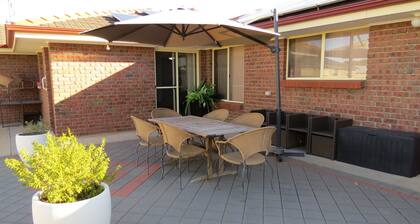Sleeps 8, in the Marina Cove, five minute walk to Ale House