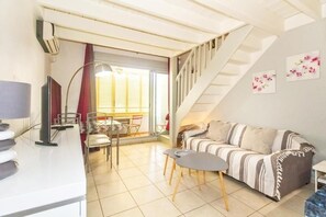 TV - Purple - Cosy duplex in the heart of L'Hermitage, close to the lagoon (Saint-Paul)