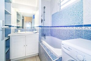 Bathtub, hair dryer, towels - Purple - Cosy duplex in the heart of L'Hermitage, close to the lagoon (Saint-Paul)