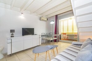 TV - Purple - Cosy duplex in the heart of L'Hermitage, close to the lagoon (Saint-Paul)