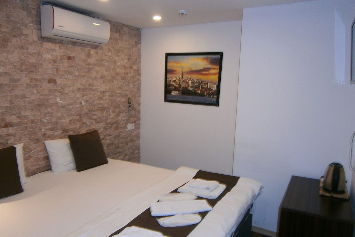 Habitación económica con 1 cama matrimonial o 2 individuales | Sábanas de algodón egipcio, ropa de cama de alta calidad y minibar