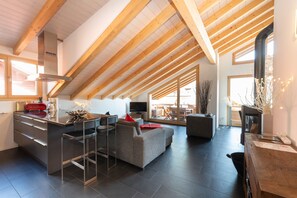 Comfort appartement, 2 slaapkamers, uitzicht op meer (incl. Cleaning Fee CHF 220) | Individueel gedecoreerd, individueel gemeubileerd, een laptopwerkplek
