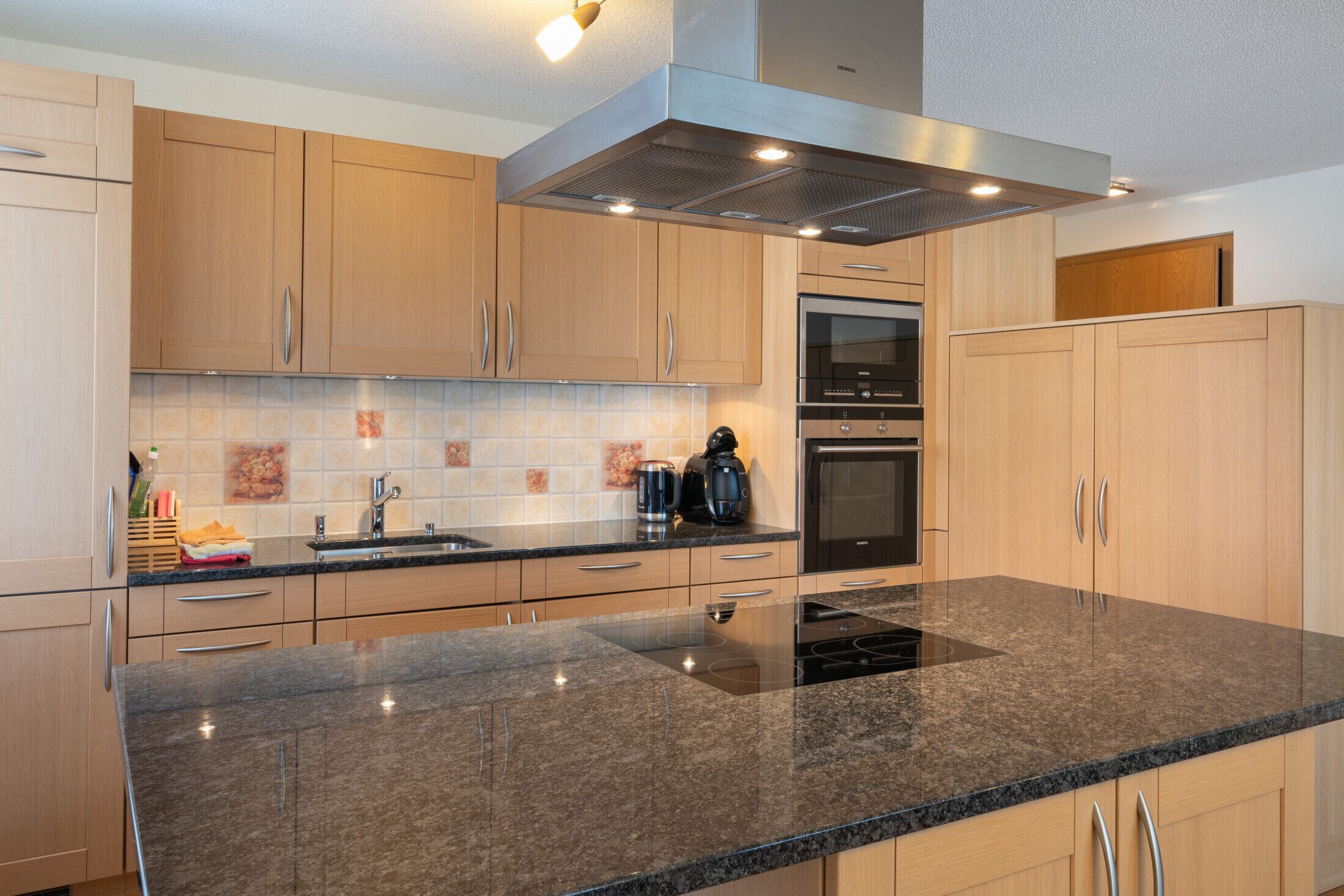 Apartament Comfort, 2 dormitoris (incl. Cleaning fee: CHF 195.) | Cuina privada | Frigorífic gran, microones, forn i placa de cuina 