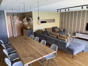 Deluxe-Apartment the View (inkl. Endreinigungsgebühr CHF 240) | Wohnbereich | 40-cm-Fernseher mit Kabelempfang, Fußbodenheizung