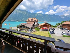 Comfort appartement, 2 slaapkamers, uitzicht op meer (incl. Cleaning Fee CHF 220) | Terras