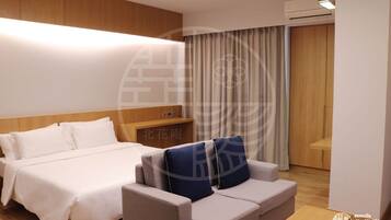 مكتب ومساحة عمل للكمبيوتر المحمول وواي فاي مجانًا