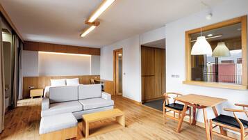 Deluxe Room | Desk, laptop workspace, WiFi (free)