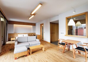 Deluxe Room | Desk, laptop workspace, free WiFi - Raveevan Hotel Santidham (Chiang Mai)